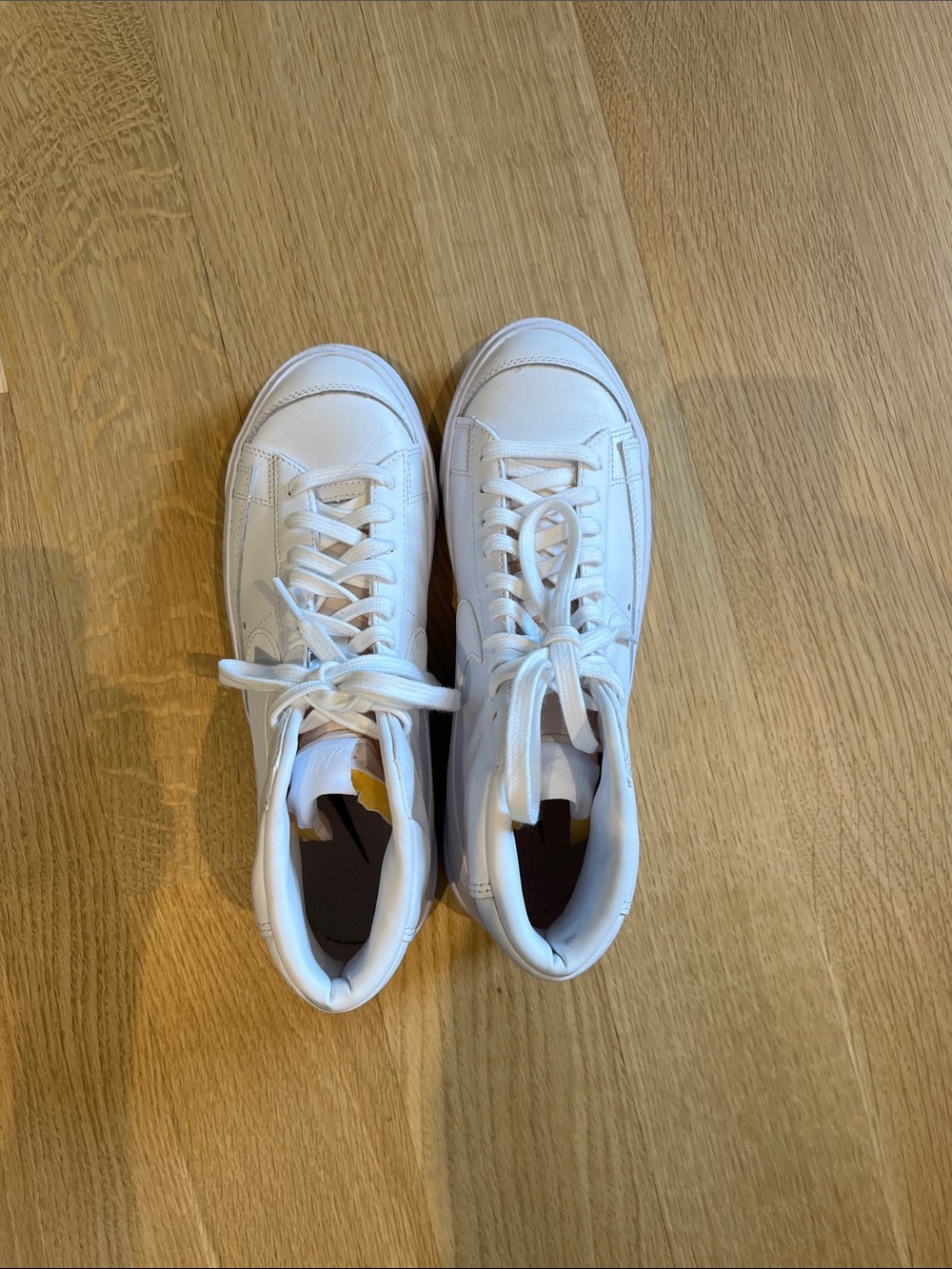 NIKE White Low-Top Sneakers size 8.5